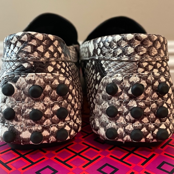 NIB TORY BURCH  KIRA DRIVER STAMPED SNAKE PRINTED LEATHER SZ 7 WARM ROCCIA 977 - Picture 3 of 8